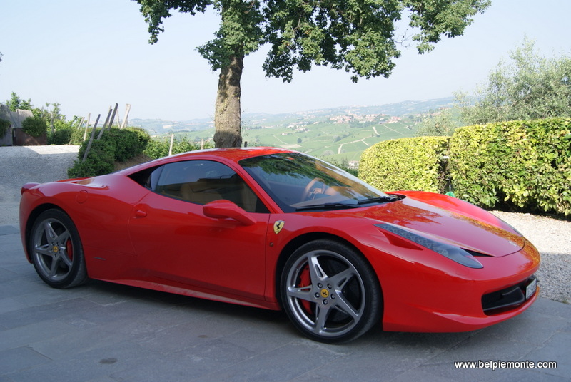 Ferrari nelle colline di Langhe, Piemonte, Italia