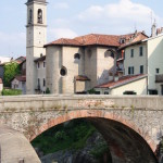 Ivrea - kościółek (chiesa) Borghetto i stary most (ponte vecchio)