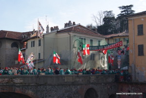 Ivrea, Piemont, Włochy, ponte vecchio podczas karnawału